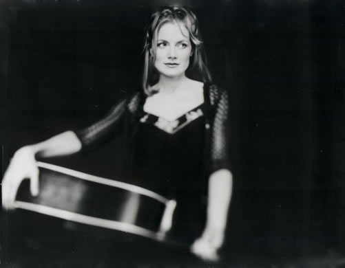 Kelly Willis - photo by Michael Gomez - photo courtesy of RYKO